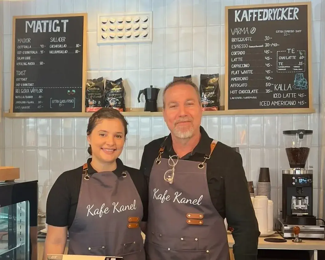 Deniz och Pinar bakom disken på Kafé Kanel i Kristinehamn