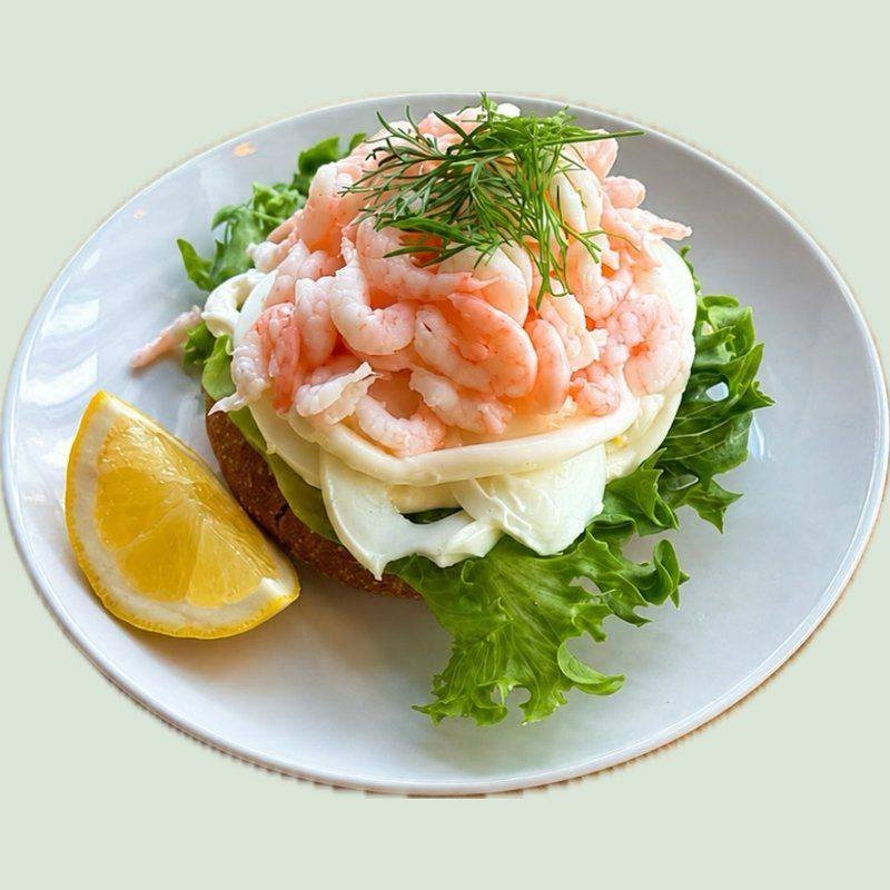 Räksmörgås med handskalade räkor, citron och sallad hos Kafé Kanel i Kristinehamn